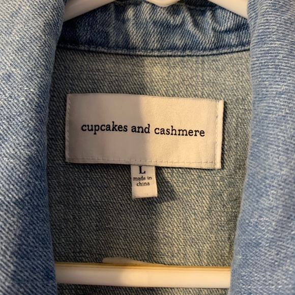 Jean jacket with embroidered stars. Cupcakes and Cashmere. size Large - Picture 4 of 4